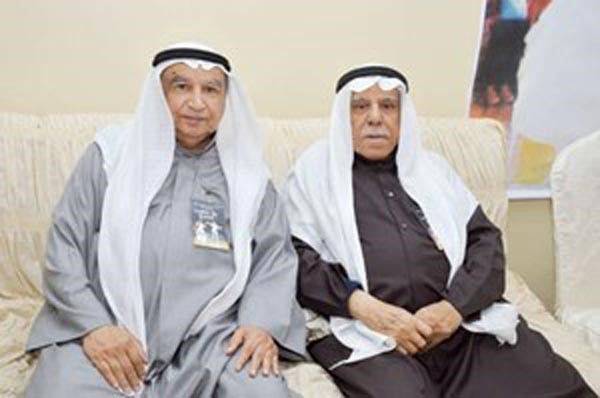 المخرج المسرحي والكاتب محمد الخضر مع الاعلامي الزميل منصور الهاجري اثناء الندوة انور الكندري﻿