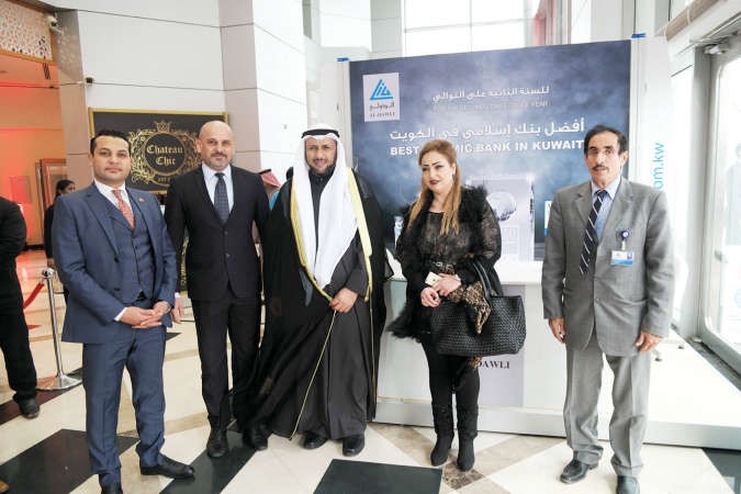 فواز الشلال خلال زيارة لجناح بنك الكويت الدولي في معرض النخبة﻿