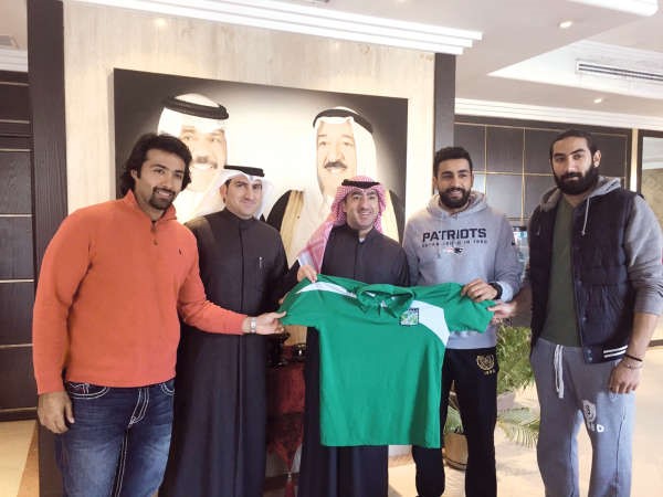  حسين عاشور وعباس كريمي يتوسطان اللاعبين الثلاثة﻿