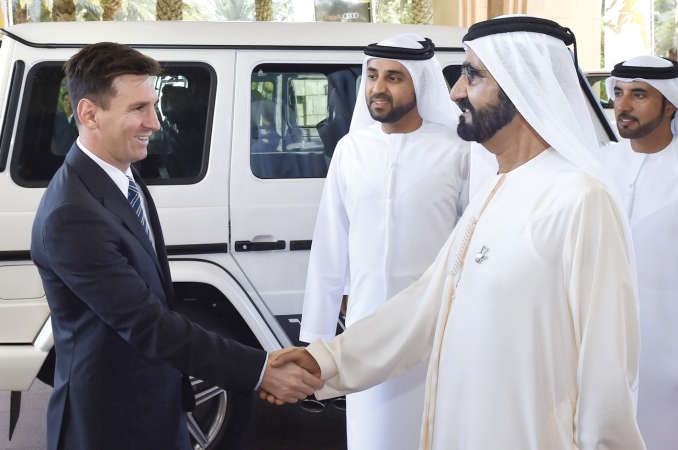 نائب رئيس الوزراء الاماراتي حاكم دبي الشيخ محمد بن راشد ال مكتوم يصافح ميسي افپ
