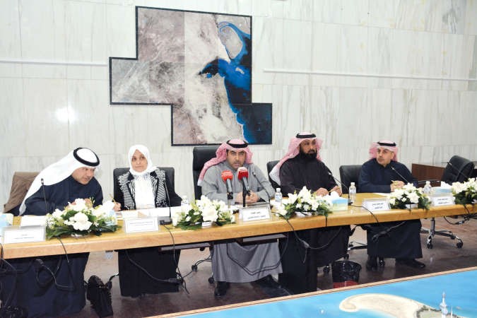 هند الصبيح واسامة العتيبي ومانع العجمي وعلي الموسى ودخالد مهدي خلال الاجتماع ريليش كومار