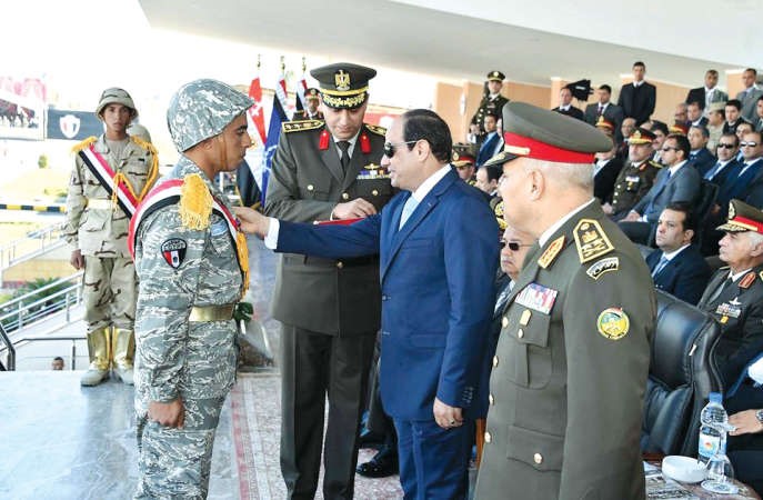 الرئيس عبدالفتاح السيسي يمنح انواط الطبقة الثالثة لاوائل الدفعة 152 من ضباط الصف 
