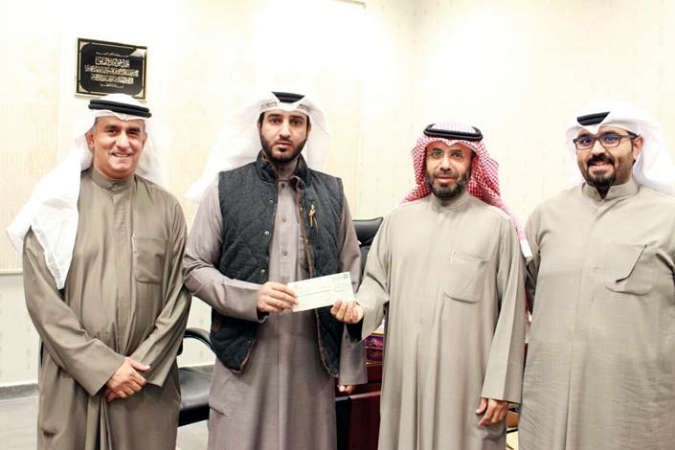 وقيان العازمي يسلم الشيك الى محمد العجمي بحضور
وليد الحمادي واحمد العومي ﻿