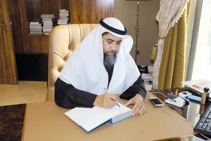 دعبدالرحمن الجيران يوقع كتابه حول اختلاف المفاهيم بين الشرق والغرب