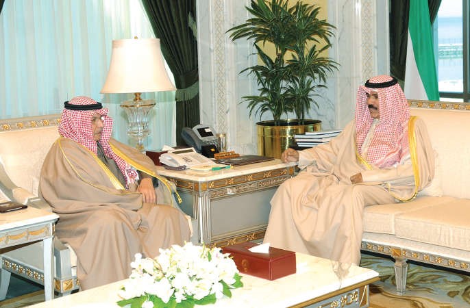 سمو نائب الامير وولي العهد الشيخ نواف الاحمد مستقبلا الشيخ خالد الجراح 