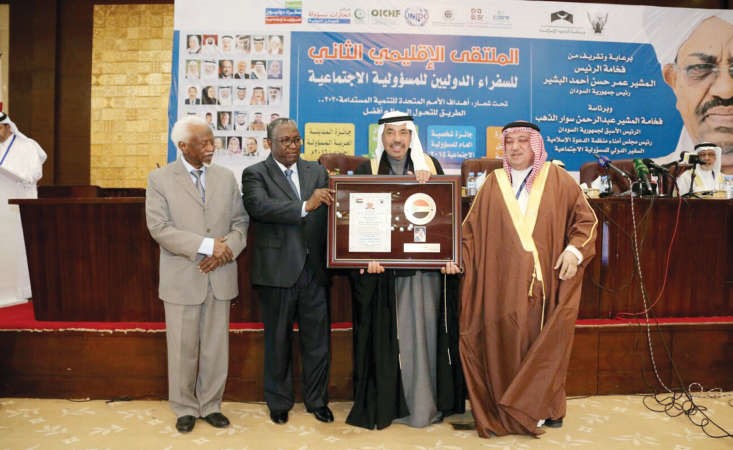 عبدالعزيز البابطين متسلما وسام الرئاسة السودانية من الدرجة الممتازة