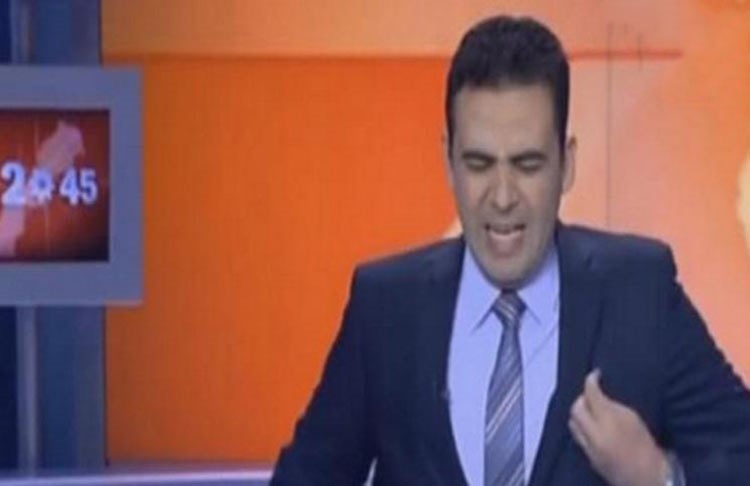بالفيديو.. مذيع مغربي يتعرض لصعقة كهربائية على الهواء مباشرة
