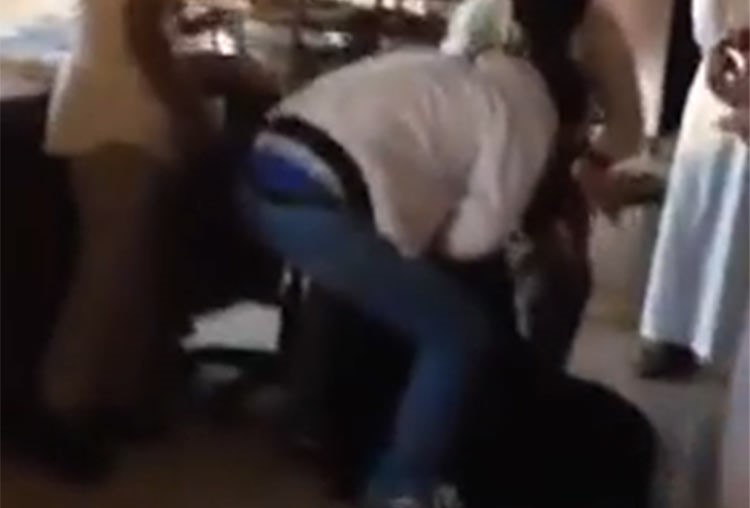 بالفيديو.. سعودية يُغشى عليها بعد اقتحام سيارة مخبزاً بالمدينة المنورة