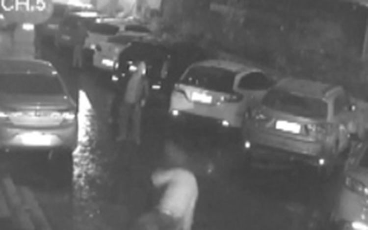 بالفيديو.. الرجل البطل يلتقط سيدة وقعت من الطابق 11