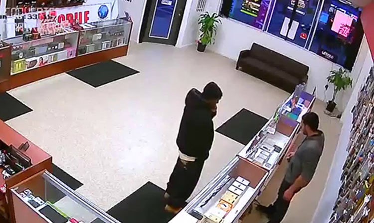 بالفيديو.. شاب فلسطيني يتمكن من أفشال محاولة سرقة في أمريكا