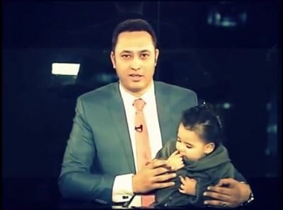 بالفيديو.. مذيع يفاجئ الجميع ويستضيف ابنته الرضيعة!