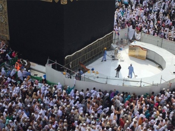 بالصور.. رئاسة الحرمين تنهي تغيير رخام شاذروان الكعبة وحِجر سيدنا إسماعيل