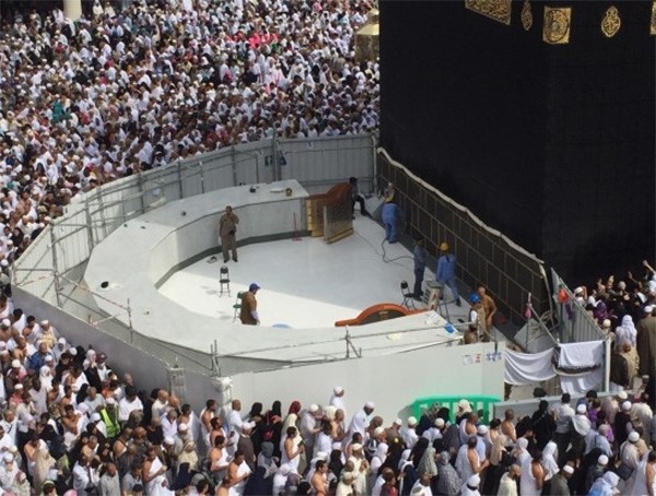 بالصور.. رئاسة الحرمين تنهي تغيير رخام شاذروان الكعبة وحِجر سيدنا إسماعيل