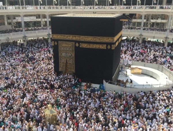 بالصور.. رئاسة الحرمين تنهي تغيير رخام شاذروان الكعبة وحِجر سيدنا إسماعيل