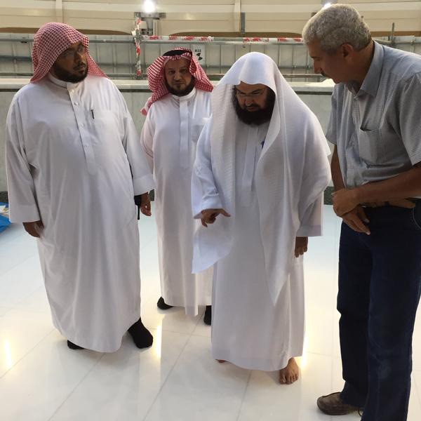 بالصور.. رئاسة الحرمين تنهي تغيير رخام شاذروان الكعبة وحِجر سيدنا إسماعيل