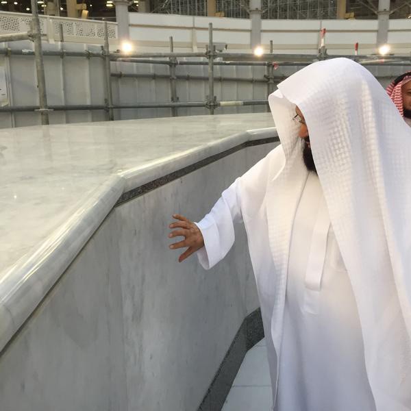 بالصور.. رئاسة الحرمين تنهي تغيير رخام شاذروان الكعبة وحِجر سيدنا إسماعيل