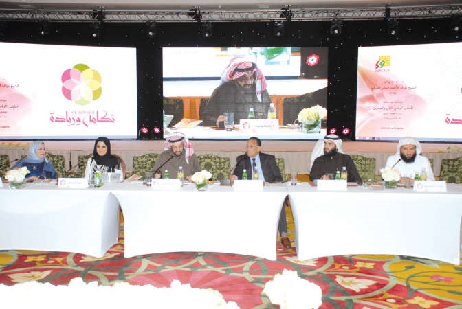 المتحدثون خلال احدى الجلسات الحوارية على هامش الملتقى الوقفي ﻿