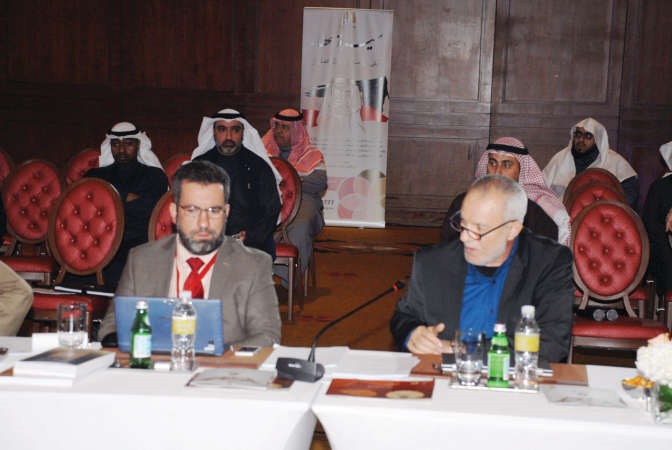  مشاركان في احدى الجلسات﻿