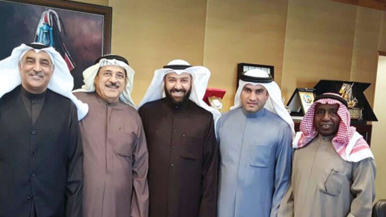 دعلي العمير وعبدالله الكندري مع اعضاء مجلس حي منطقة السرة 