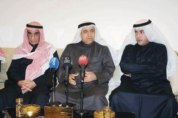 ممحمد بوشهري متحدثا في ديوان المنيفي ويبدو عبدالعزيز المشاريمحمد خلوصي