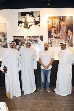 نائب مدير المطعم علي الشريف مع ضيفي الانباء