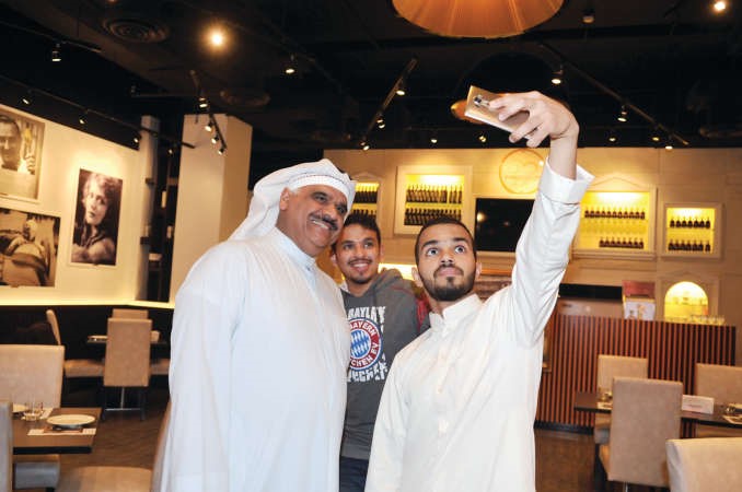 معجبان سعوديان وسيلفي مع بوحسين