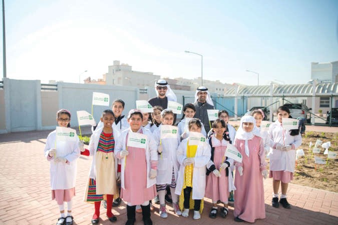 طالبات رديفة مع موظفي بيتك﻿