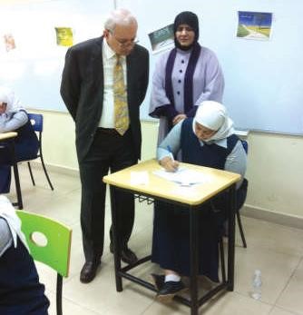 د بدر العيسى خلال احدى جولاته المدرسية﻿