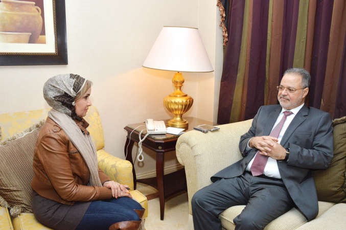 وزير الخارجية اليمني دعبدالملك المخلافي متحدثا الى الزميلة هالة عمران	انور الكندري﻿