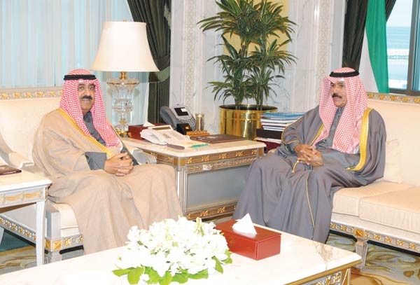 سمو نائب الامير وولي العهد الشيخ نواف الاحمد لدى استقباله الشيخ مشعل الاحمد