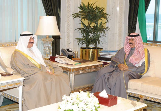 سمو نائب الامير وولي العهد الشيخ نواف الاحمد مستقبلا الشيخ سالم العبدالعزيز﻿