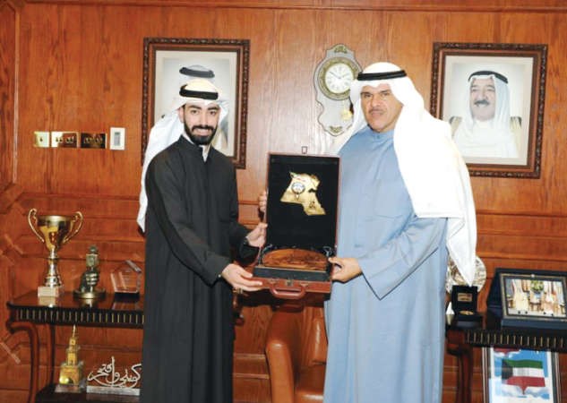 الشيخ سلمان الحمود مكرما المصور الكويتي علي الزيدي﻿