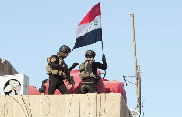 قوات مكافحة الارهاب ترفع العلم العراقي فوق المجمع الحكومي وسط الرمادي امسافپ