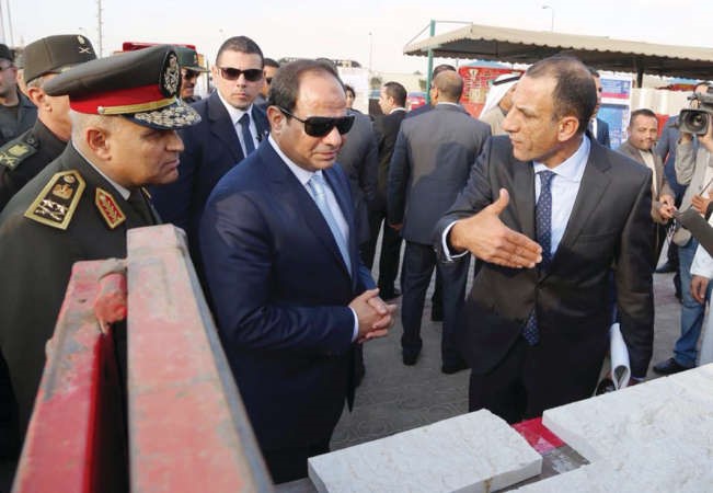 الرئيس عبدالفتاح السيسي متفقدا انواع الرخام التي يتم انتاجها من جبال سيناء
