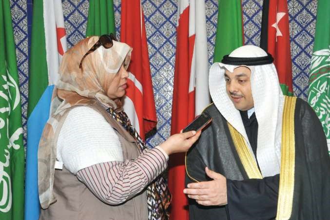 الوزير يعقوب الصانع متحدثا للزميلة هناء السيد	ناصر عبد السيد﻿