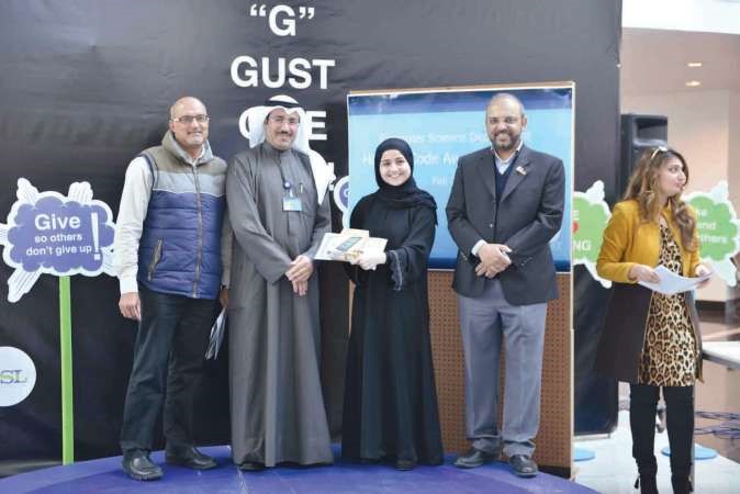 تكريم احد المشاركين 