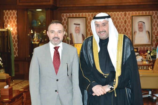 الشيخ فيصل الحمود مستقبلا السفير الفرنسي لدى الكويت كرستيان نخلة 
