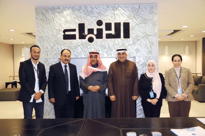 دمطر المطيري متوسطا نائب رئيس التحرير الزميل عدنان الراشد والزملاء عفاف مختار وبشرى شعبان وكريم طارق بحضور مستشار وزيرة الشؤون الزميل حامد السيد﻿