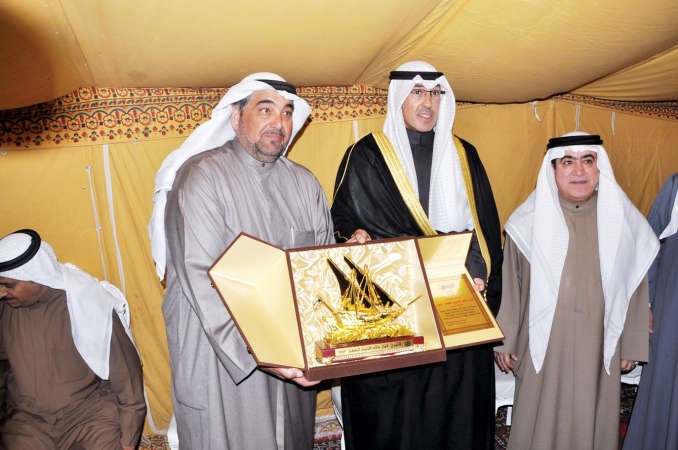 درع تكريمية للشيخ فواز الخالد﻿