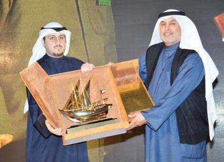 احمد دشتي مقدما درعا تكريمية لنجل الفقيد حسن صرخوه ﻿