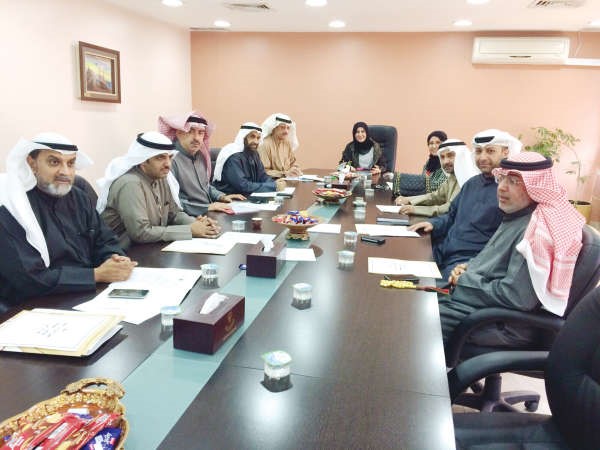 فاطمة الكندري مترئسة الاجتماع الاسبوعي لمديري المناطق التعليمية والتعليم الديني ﻿