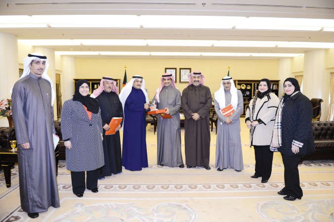 الرئيس الغانم متوسطا اعضاء مجلس الامناء واعضاء الفريق التنفيذي لمشروع غراس﻿