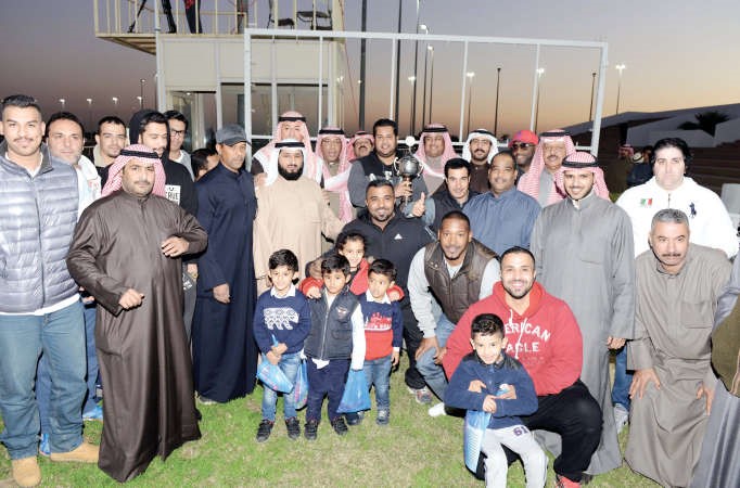 الشيخ عبدالله السلمان يتسلم الكاس وسط فرحة جمهور اسطبل النشاما﻿