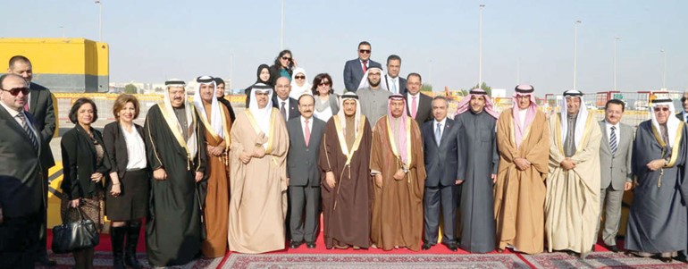 جانب من الحضور خلال تدشين عملية تطوير شارع الشيخ جابر الاحمد الصباح جنوب العاصمة المنامة ﻿