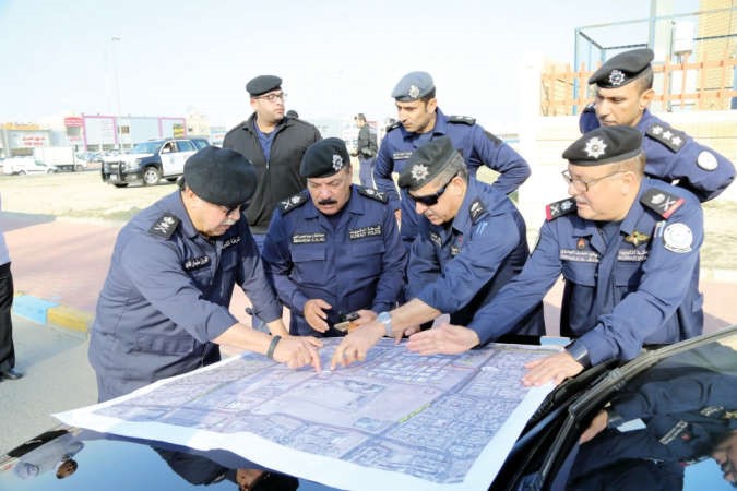 الفريق الفهد وعدد من القيادات اثناء الاطلاع على الية توجه الضباط والافراد خلال الحملة﻿