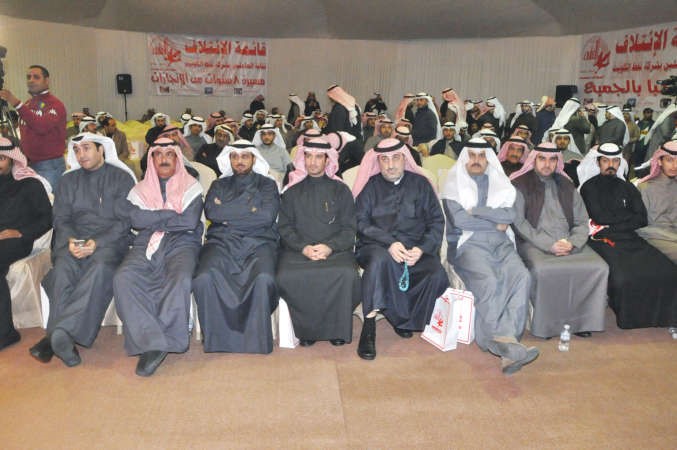 بدر العازمي ومحمد العرادة وحسين السبيل وياسين الفارسي يتوسطون الحضور احمد علي