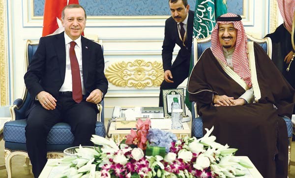 خادم الحرمين الشريفين مستقبلا الرئيس التركي رجب طيب اردوغان في قصر اليمامة بالرياضالاناضول
