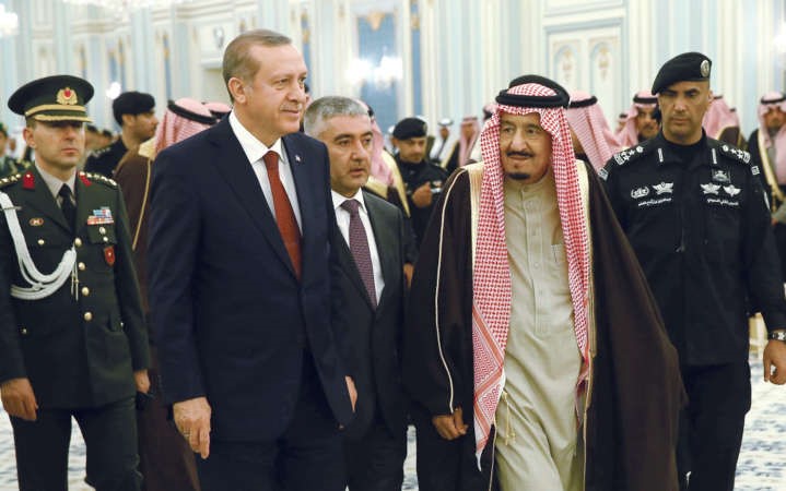 خادم الحرمين الشريفين الملك سلمان بن عبدالعزيز مستقبلا الرئيس التركي رجب طيب اردوغان في قصر اليمامة امس	الاناضول﻿