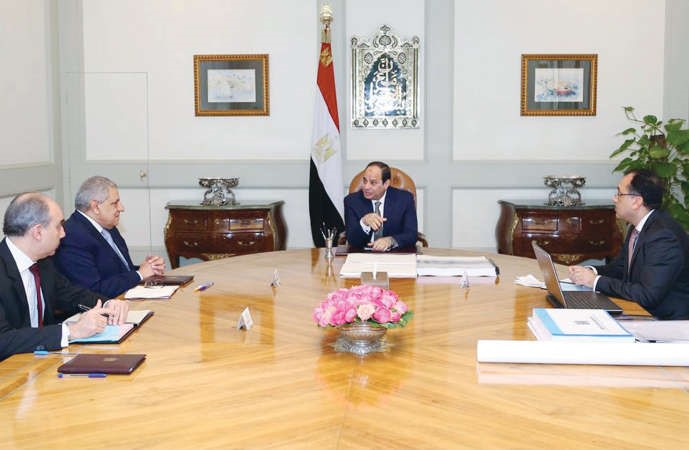 الرئيس عبدالفتاح السيسي مجتمعا مع مابراهيم محلب ودمصطفى مدبولي

