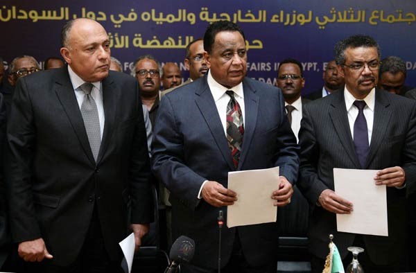 وزراء خارجية مصر واثيوبيا والسودان عقب توقيع الاتفاقية الجديدة